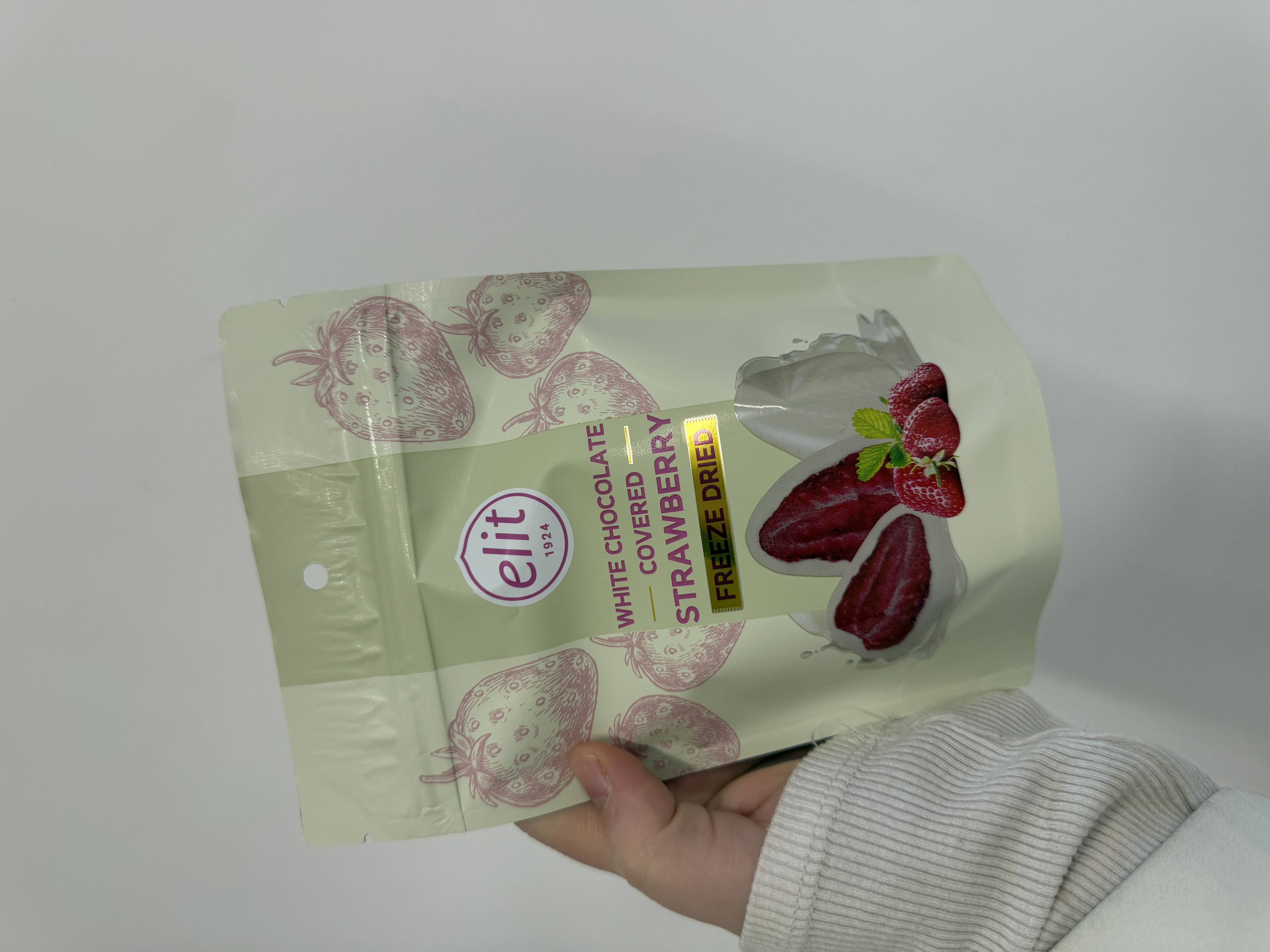 توت مغطى بشوكولاطة بيضاء