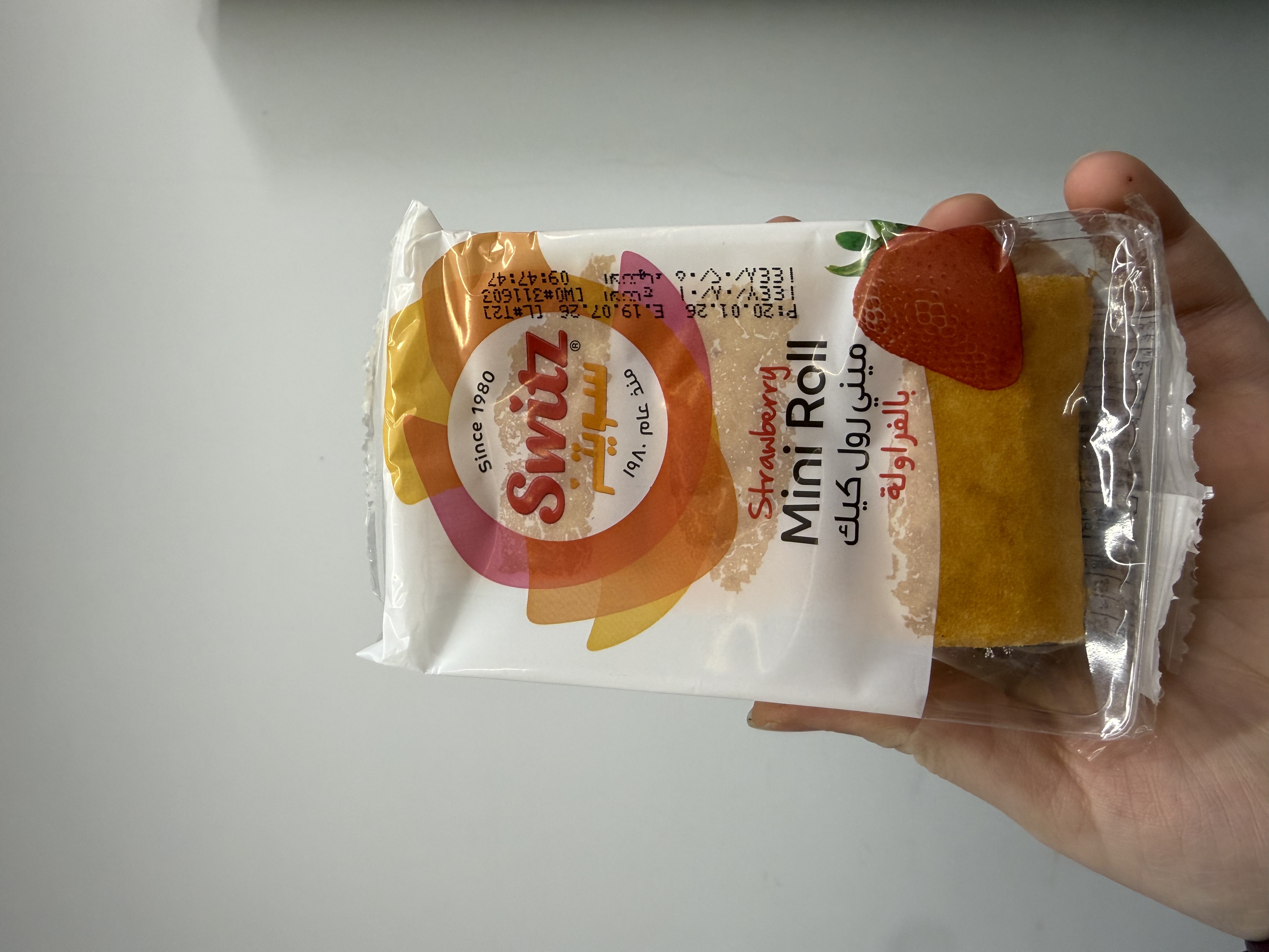 رول كيك بالفراولة سويتز